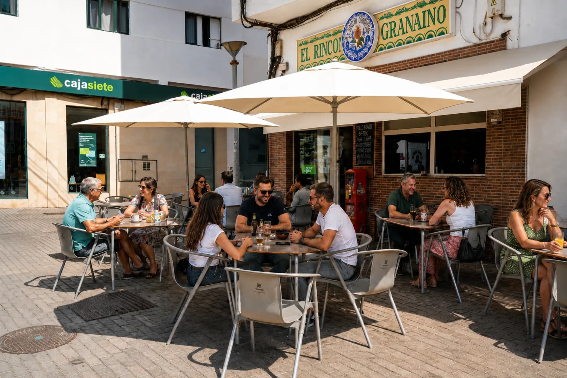 Terraza al sol de El Rincón Granaíno en Arrecife